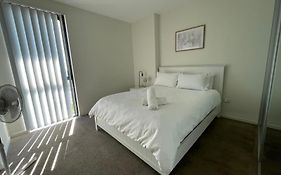 Modern 2 Bedroom & 2 Bathroom Apartment With Stunning Sydney Cbd & Skyline Views!